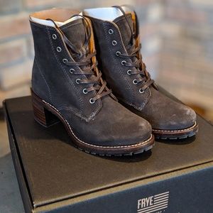 Frye Sabrina 6g lace up genuine - size 7.5